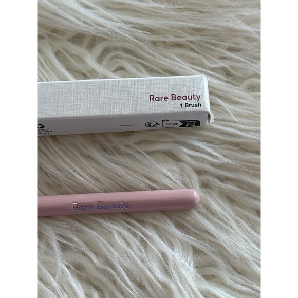 Rare Beauty Stay Vulnerable All-Over Eyeshadow Brush - Picture 5 of 10